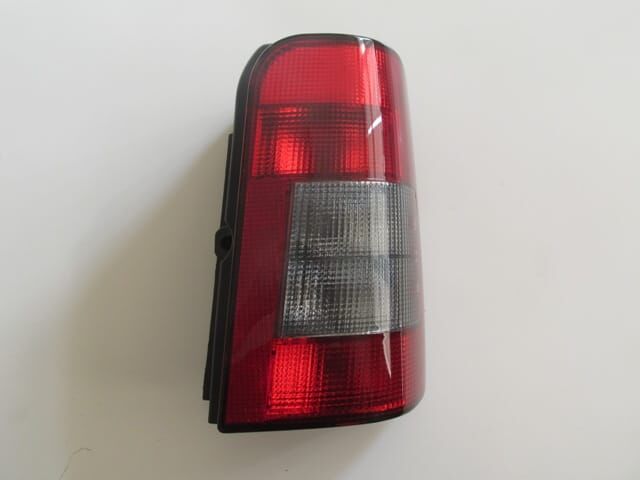 Stop Lambası Sağ Kırmızı-Füme (Bagaj Kapağı Yukarıya Açılan Tip) Peugeot Partner 96-02 Arası